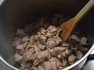 04-gulas-de-curcan-cu-cartofi