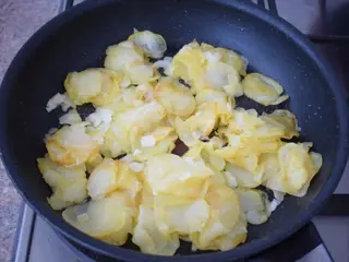 08-cartofi-cu-ou-si-usturoi
