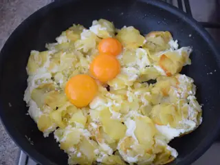 10-cartofi-cu-ou-si-usturoi